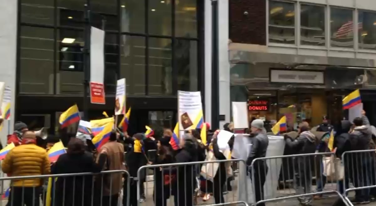 ¿Cómo los colombianos en Nueva York lograron bajar el precio del pasaporte colombiano?